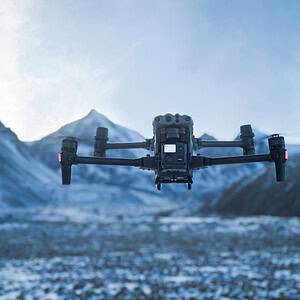 נימבוס דרונס עם DJI MATRICE M30T בטיסה מעל נוף הררי מושלג.