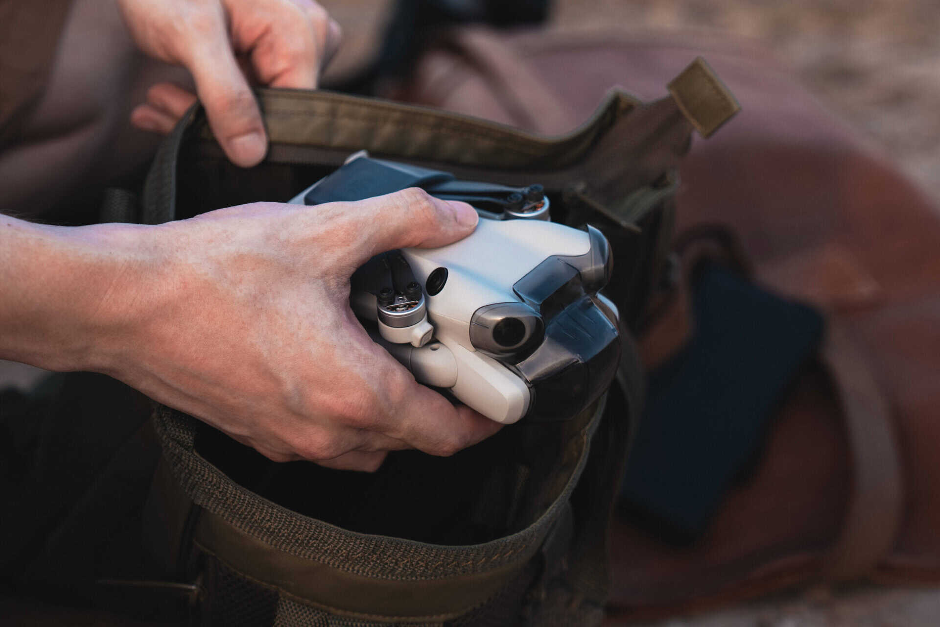 רחפן נימבוס דרונס בתוך תיק עם שליטה מרחוק.
